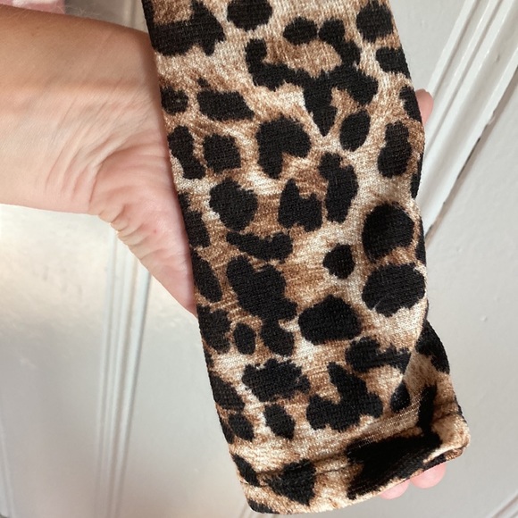 HP Brand NWT Gorgeous Pink & White Striped Leopard Front Twisted Hem Top Medium - Picture 6 of 7